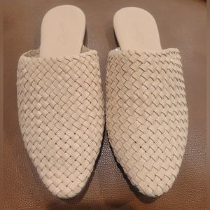 New Universal Thread Womens Creme Basket Weave Close Toed Shoes Size 7 1/2